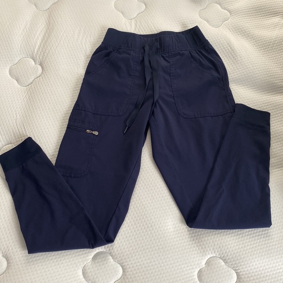 Adar Pro Movement Booster Scrub Set - Sweetheart V-Neck Top & Yoga Jogger Pants - Picture 9 of 9